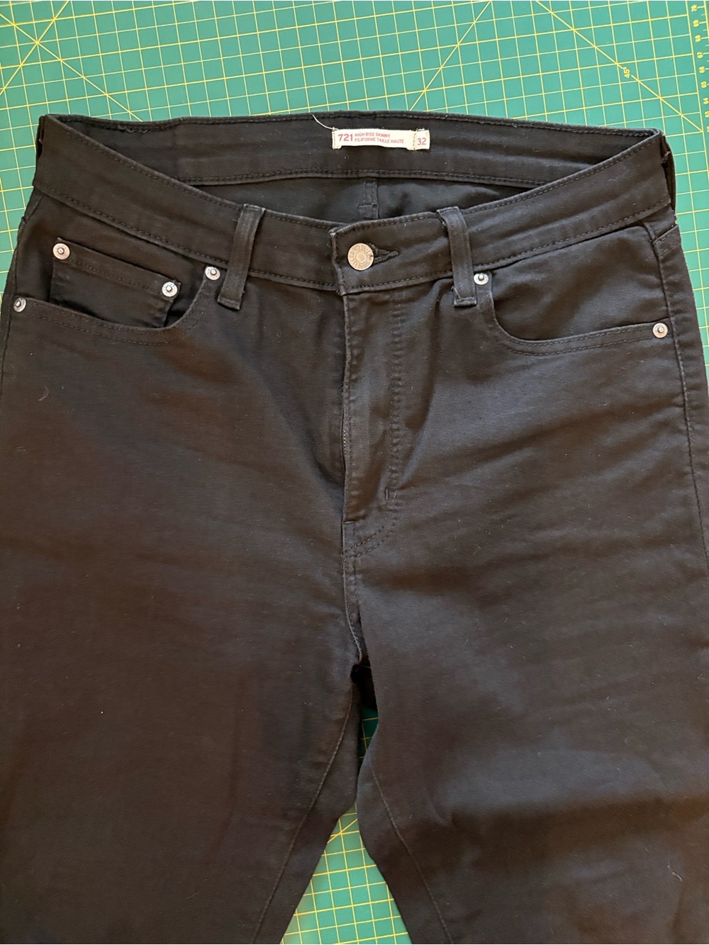 Women’s Levi's 721 Skinny Jeans in Black - size 32